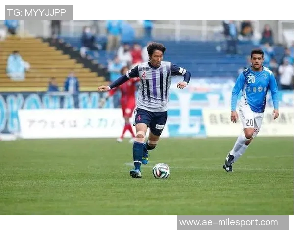 广岛三箭在J联赛杯决赛中以3-1战胜柏太阳神夺得队史第二冠吸引62466人观战