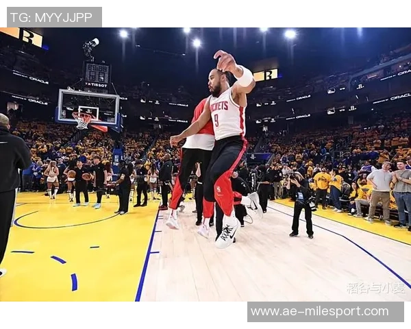 狄龙上半场表现出色12投5中罚球全中独揽14分助力球队领先 狄龙上半场表现出色12投5中罚球全中独揽14分助力球队领先