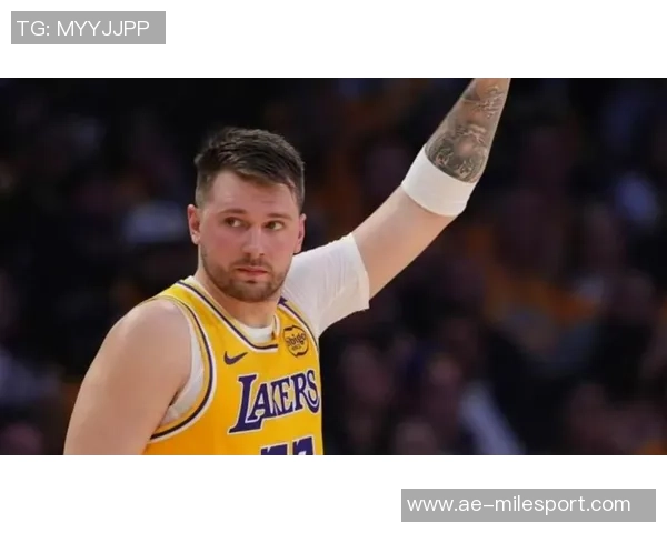 东契奇拒绝当众换球衣坚持保护小肚腩幽默回应引发球迷热议 东契奇拒绝当众换球衣坚持保护小肚腩幽默回应引发球迷热议