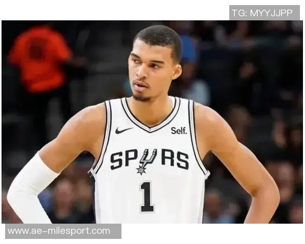 凯尔登约翰逊盛赞卡斯尔在关键时刻的表现为球队带来骄傲与信心 凯尔登约翰逊盛赞卡斯尔在关键时刻的表现为球队带来骄傲与信心