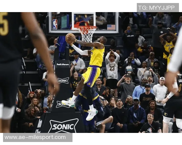 夸梅质疑詹姆斯年龄问题为何仍能完成隔人扣篮的表现